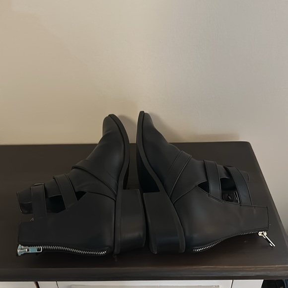 NEW Steve Madden Black Western Style Ankle Boot w. silver buckles point toe - Picture 7 of 9